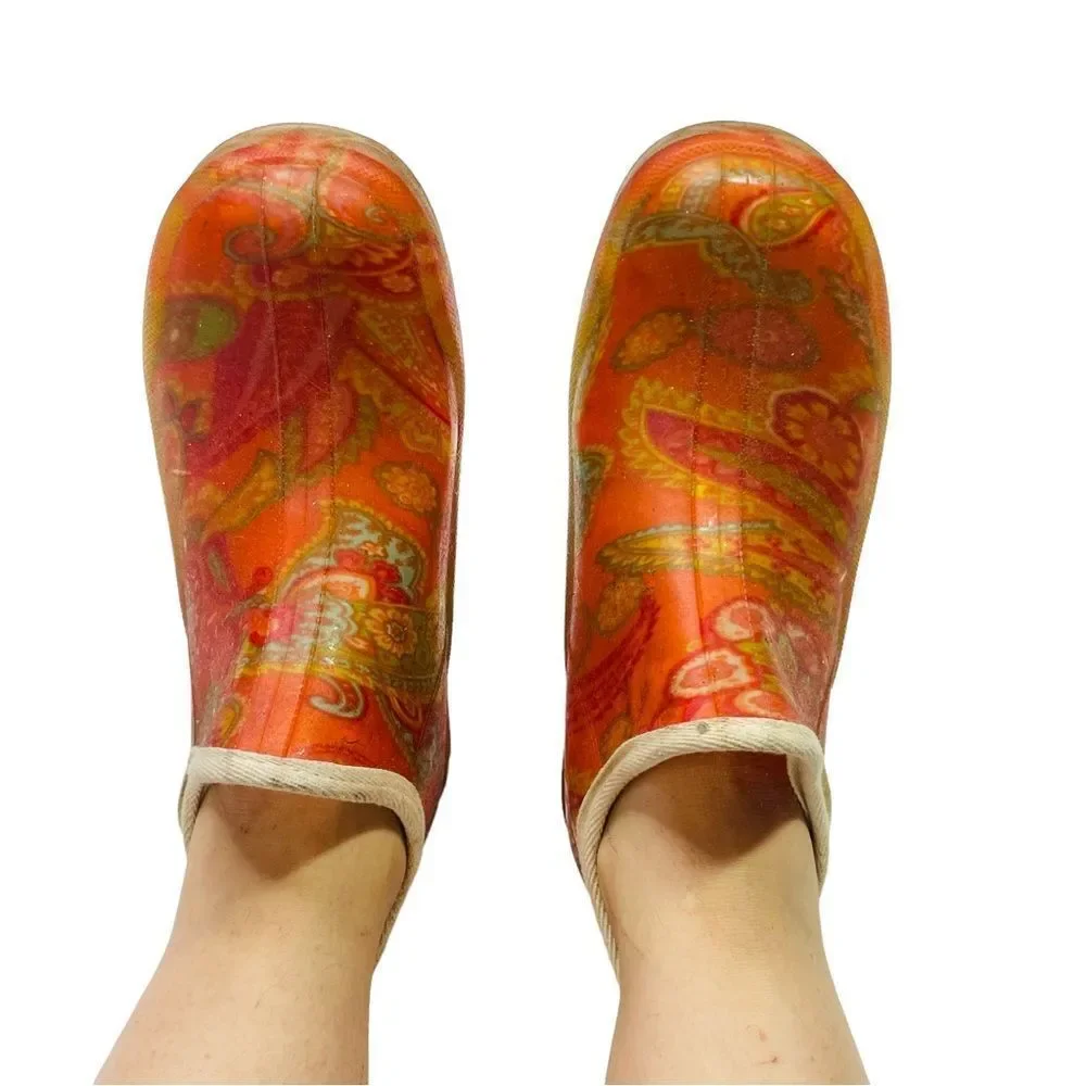 10/$25🦋 JoAnn Fabrics Orange Paisley Rain Booties - Size Small