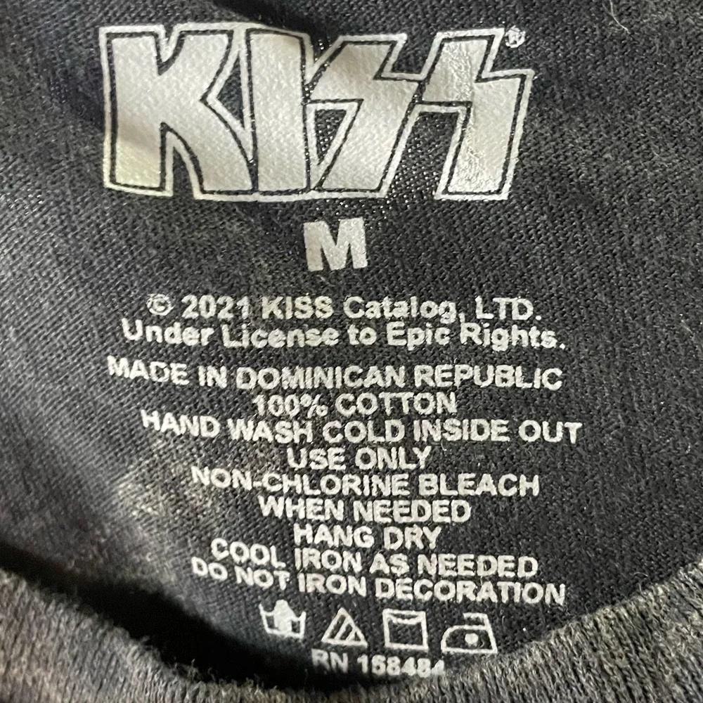Kiss bold logo