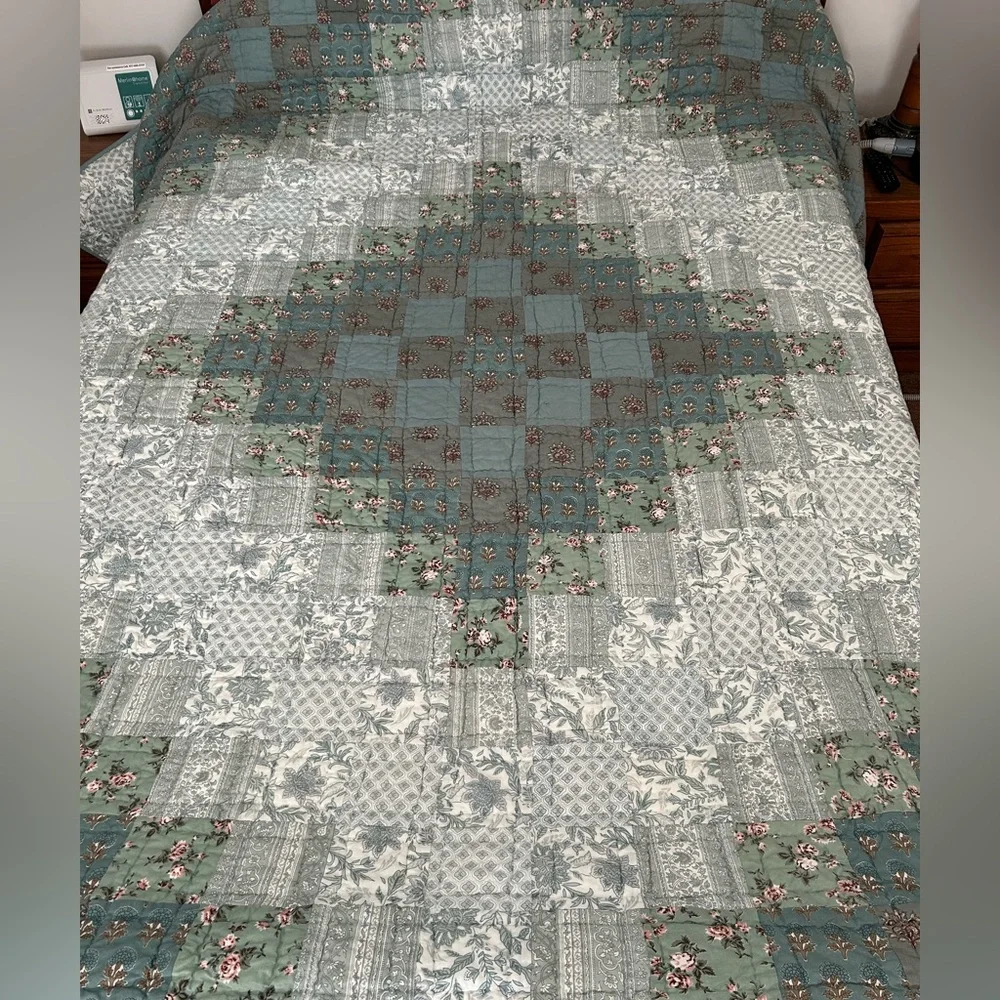 Lands End Ombré Quilt King Spread. Length 110”, width 90”. Reverse, solid green.