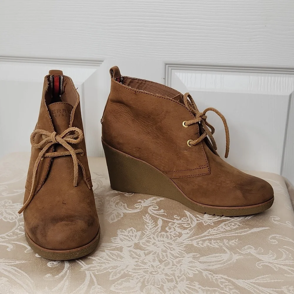Sperry wedge leather lace-up ankle booties size 9