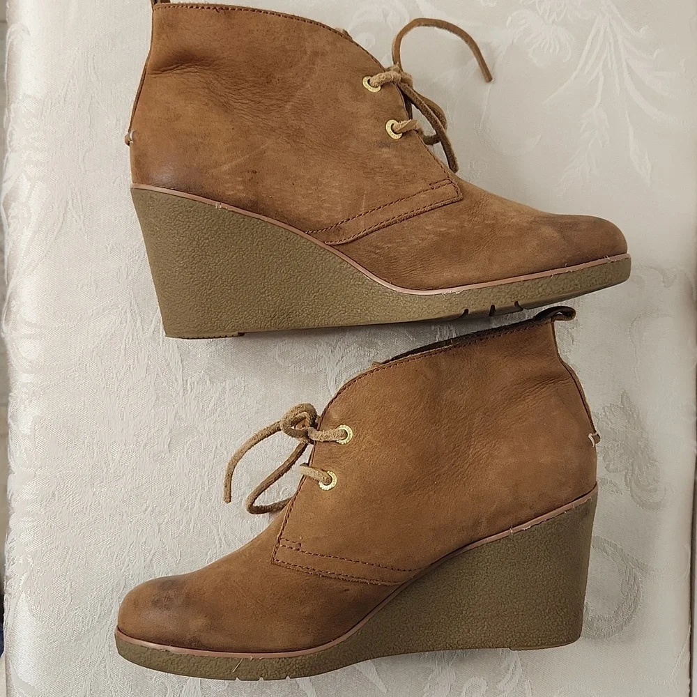 Sperry wedge leather lace-up ankle booties size 9