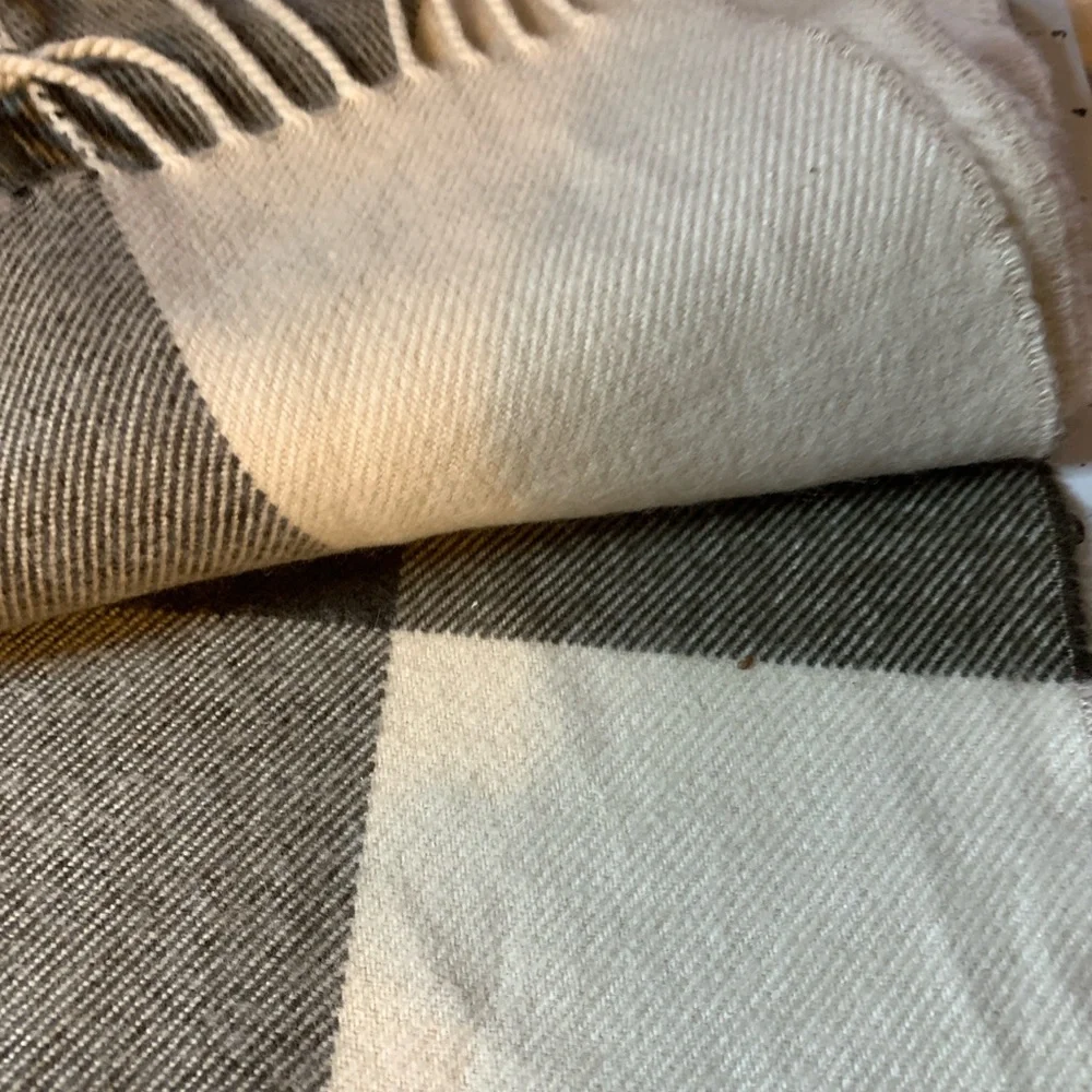 100% Cashmere stylish plaid