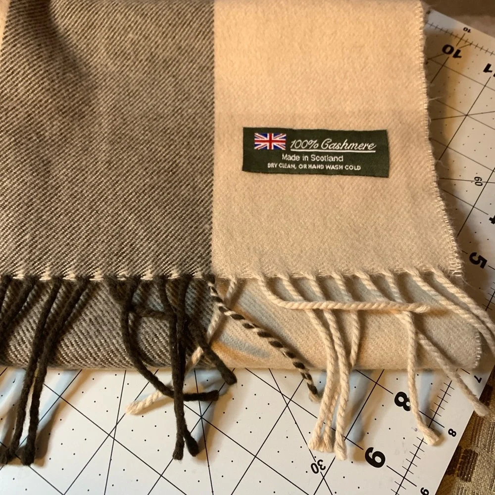 100% Cashmere stylish plaid