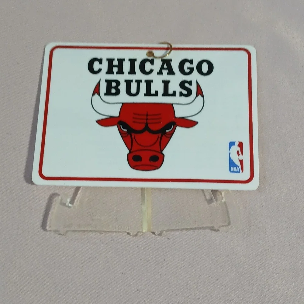 1997 Hallmark Keepsake Christmas Ornament Chicago Bulls NBA Collection Stand