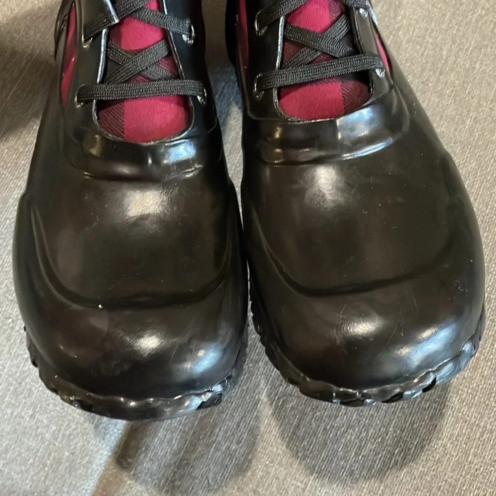 Bogs black red