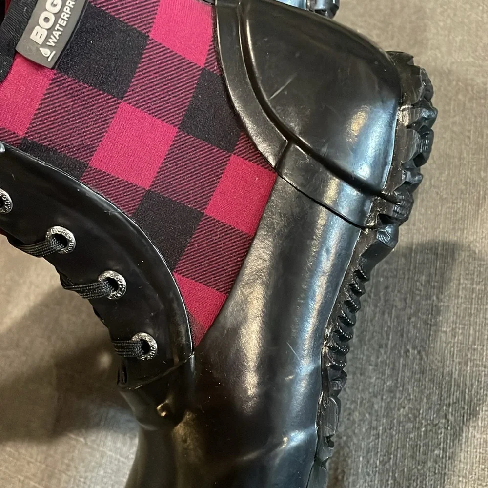 Bogs black red