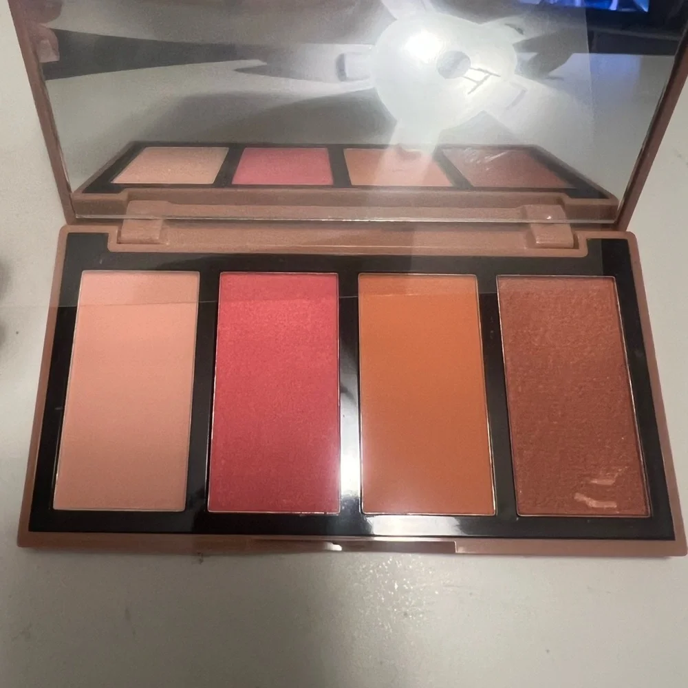Whispering rose luminous blush face palette and highlighter NWOB‎