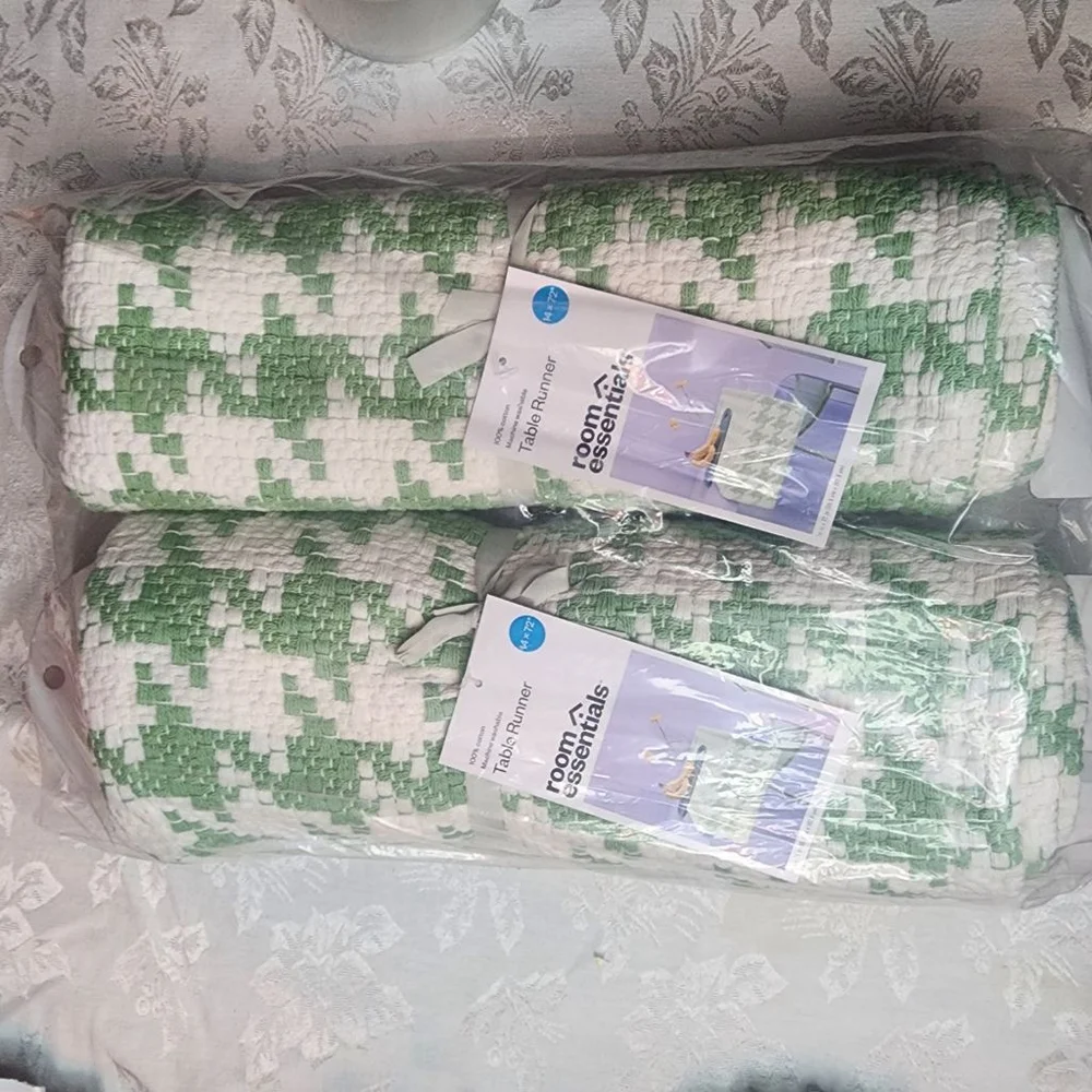 Room Essentials Green White Houndstooth Table Runners, set of 2