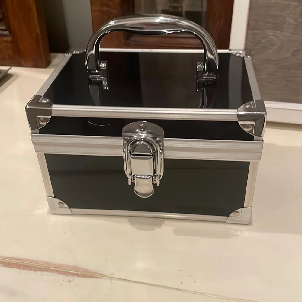 Makeup carrier