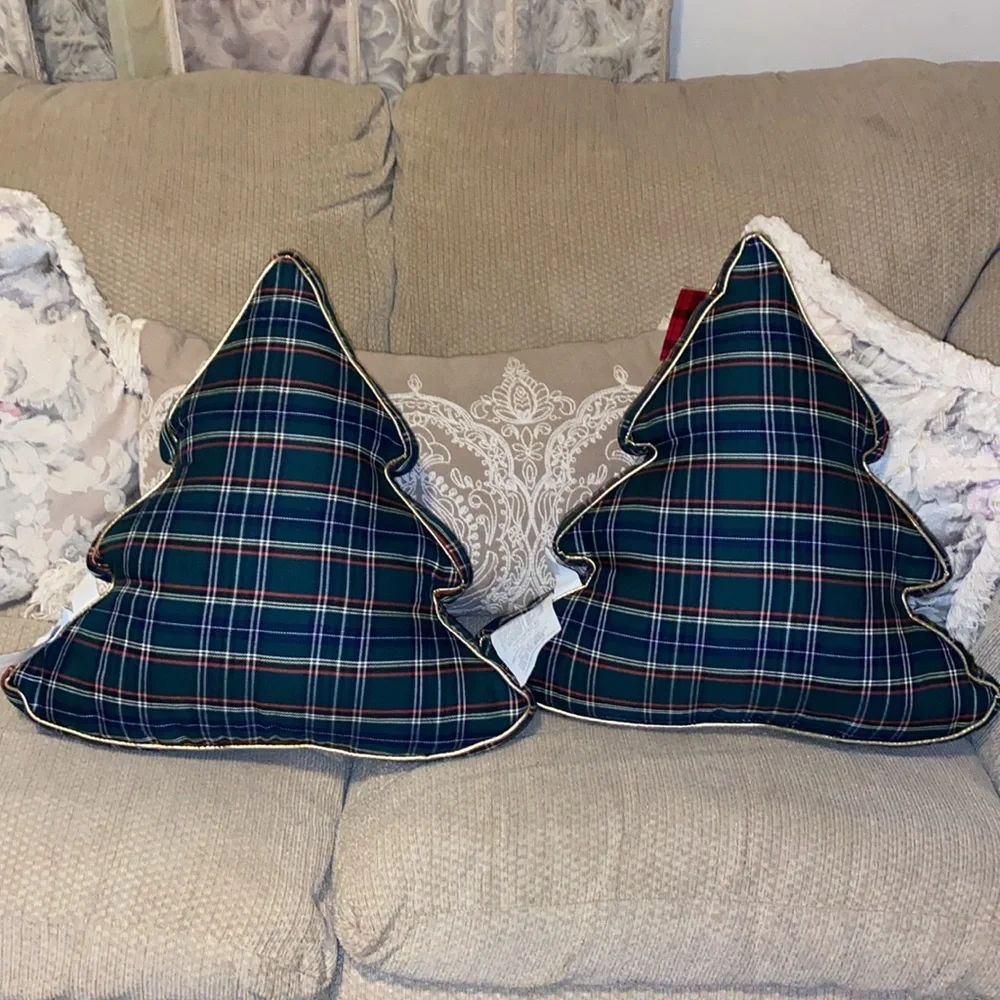 ❤️💛🎄💙💚NWT Plaid Embroidered Christmas Tree Pillow Set