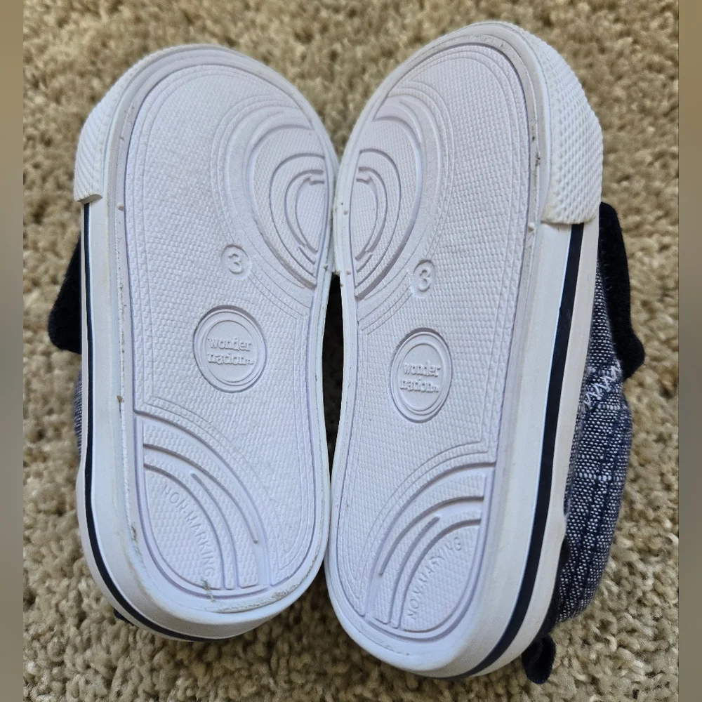 Bundle of 3 pairs of baby shoes