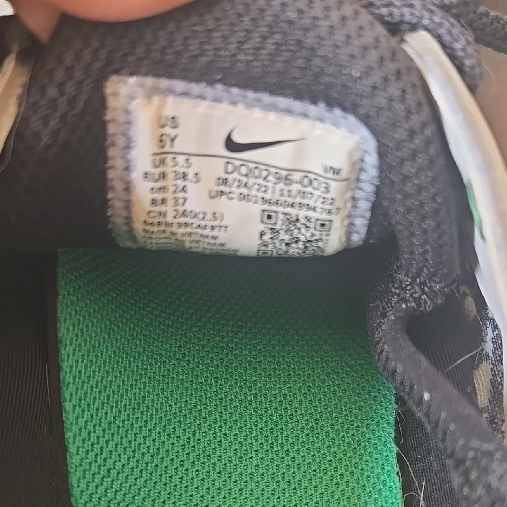 Nike Black and Green Athletic Sneakers (Worn Once)‎