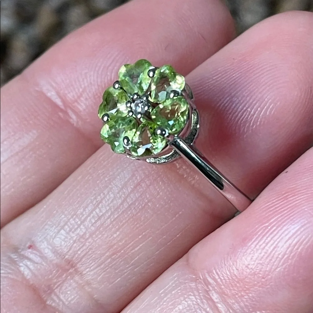 NWT Elegant Natural Peridot Gemstone Floral Ring in 925 Sterling Silver Size 8