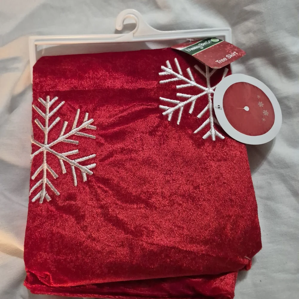 Red Snowflake Holiday Tree Skirt