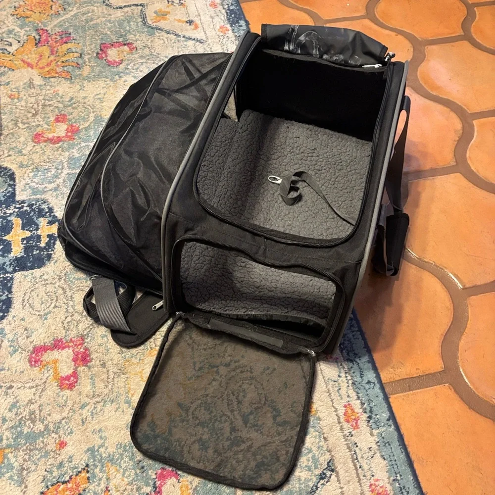 Dog or cat travel bag with side vent