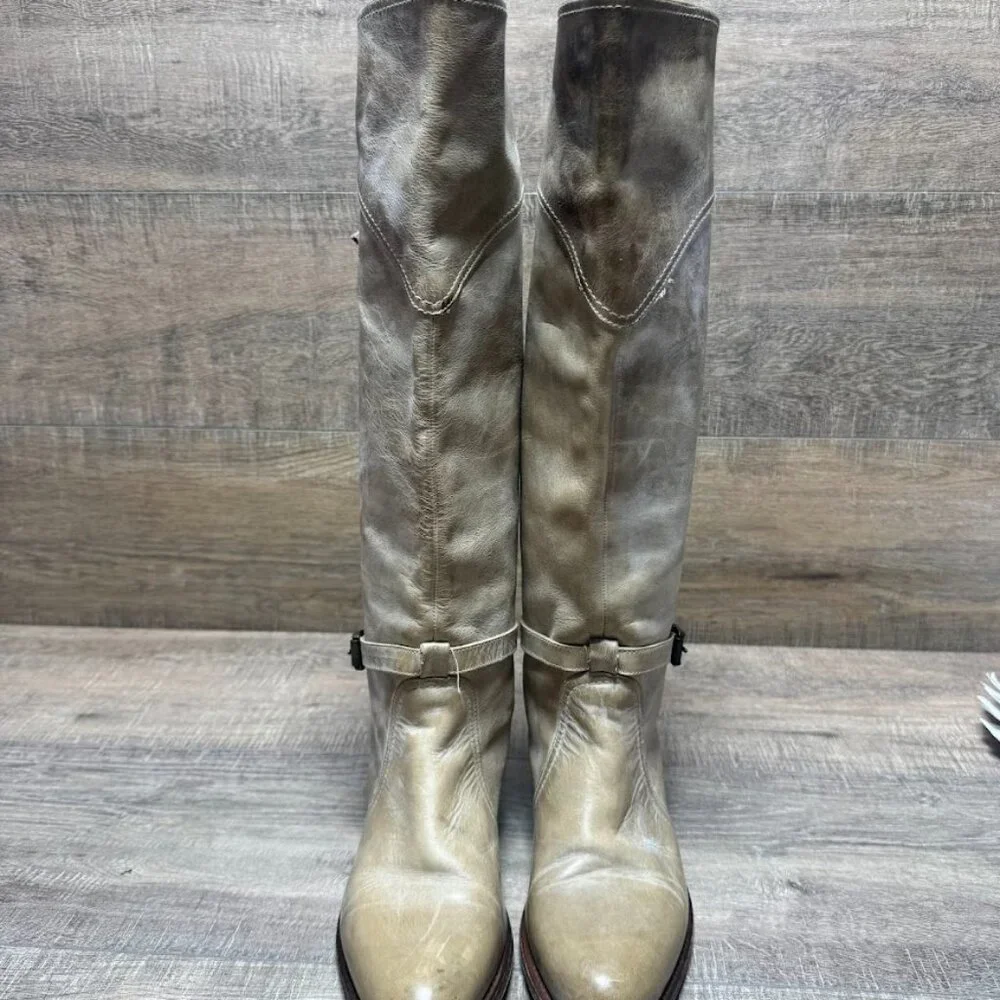 Frye dorado over