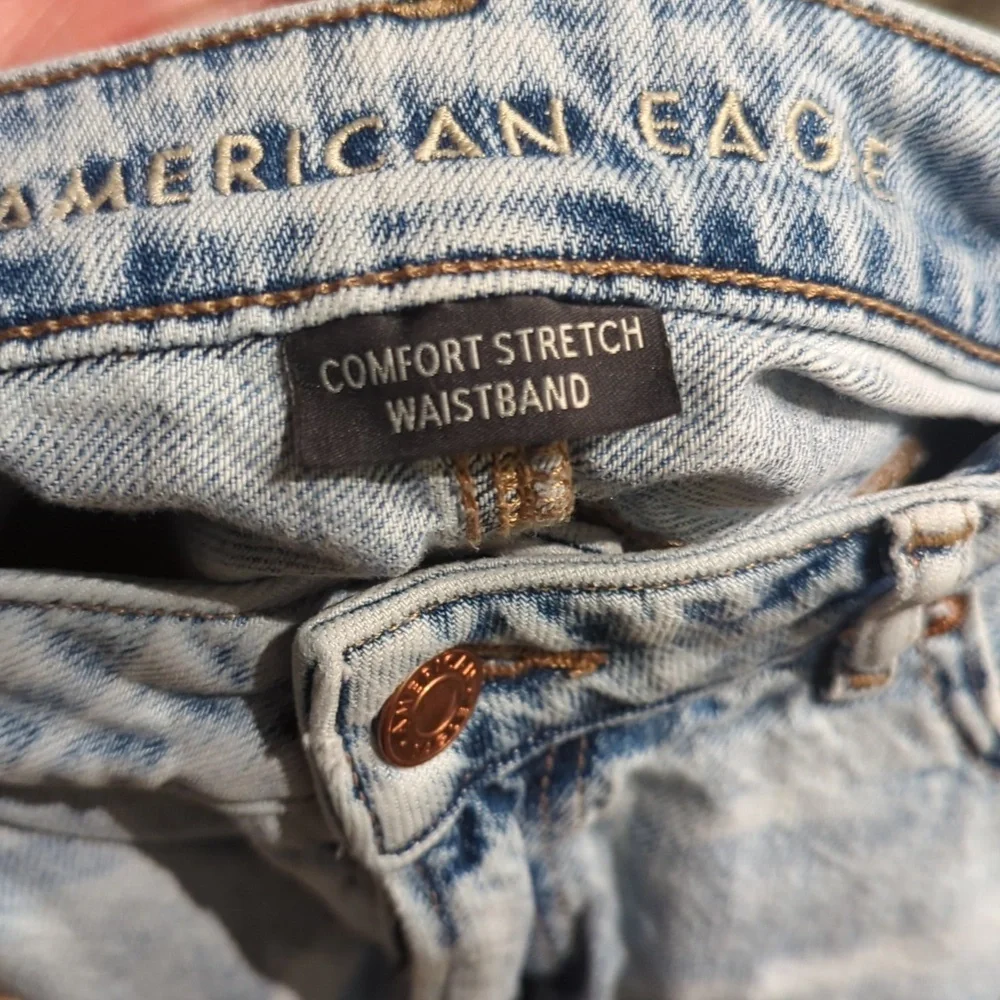 American Eagle Tomgirl Light Wash Women's Size 8 Shorts Trashed Ripped