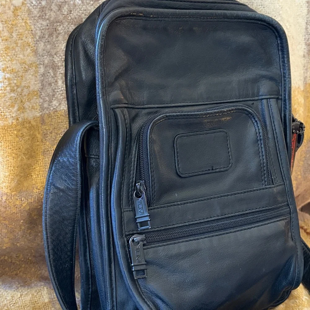 EUC TUMI Vintage UNISEX Black Leather Attractive Travel Work Crossbody