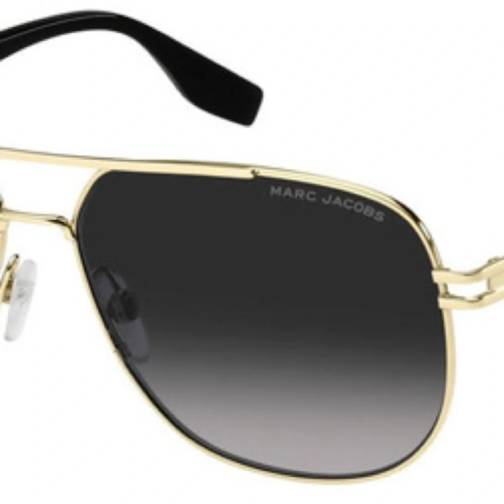 Marc Jacobs sleek timeless