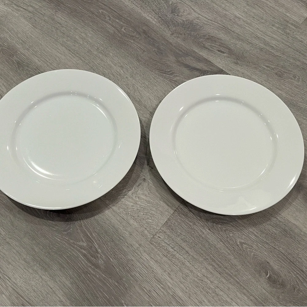 🍽️ Two Crate&Barrel 10.5 inch white dinner plates 🍽️