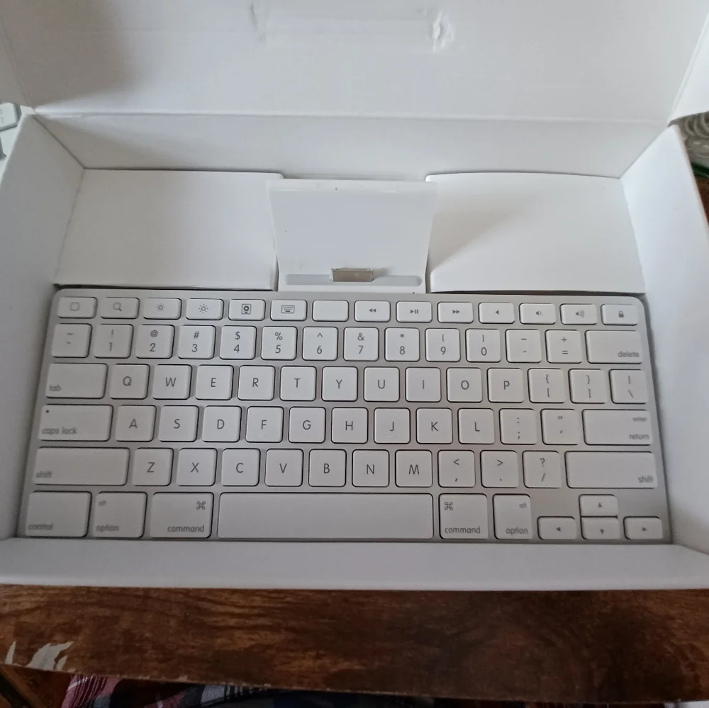 Apple iPad keyboard dock NIB