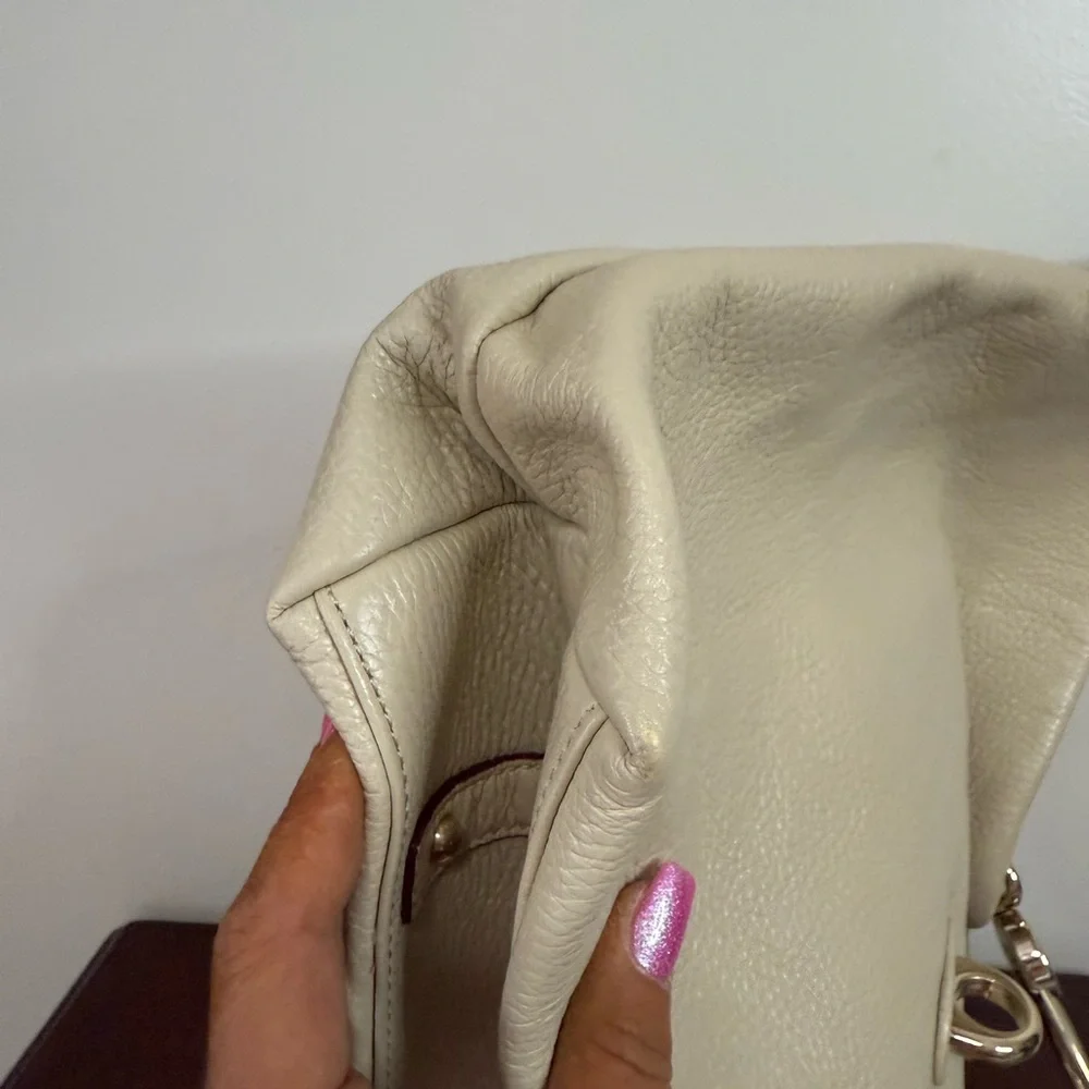 Dooney & Bourke discover elegance