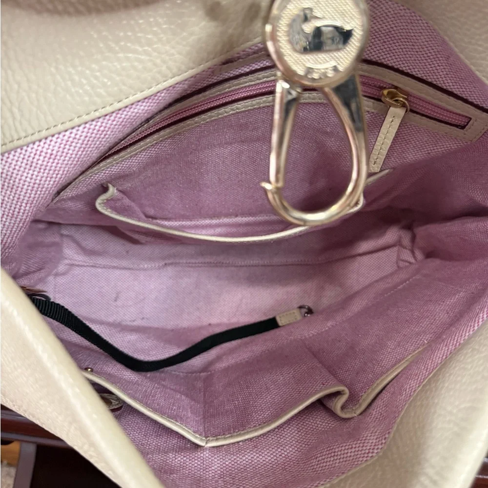 Dooney & Bourke discover elegance