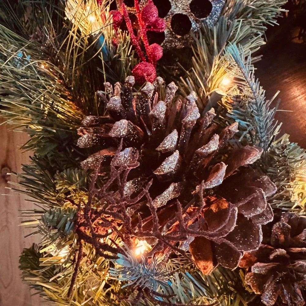 New Festive Pinecone faux Holiday Wreath with Lights 24”