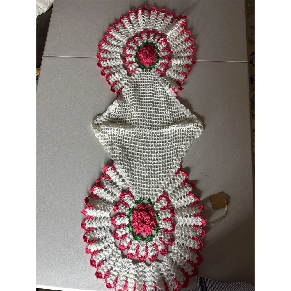 VINTAGE HAND-CROCHETED RED ROSE‎ TABLE RUNNER Cottage Core Grandma Chic