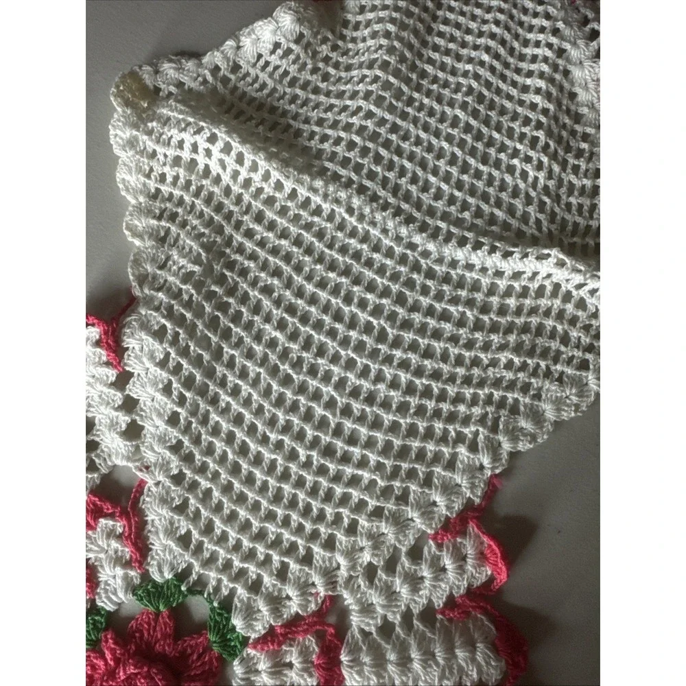 VINTAGE HAND-CROCHETED RED ROSE‎ TABLE RUNNER Cottage Core Grandma Chic