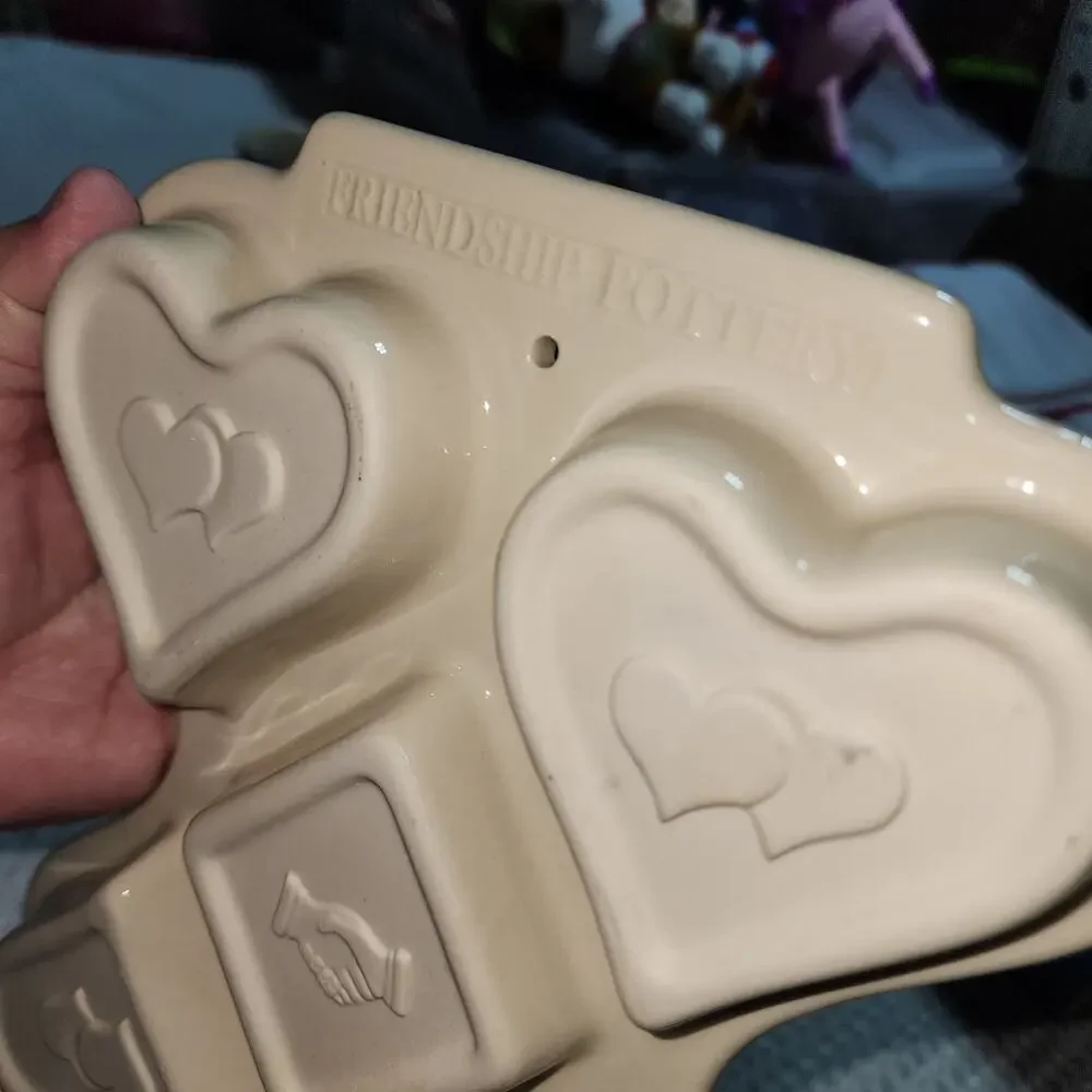 HENN ROSEVILLE FRIENDSHIP HEART MUFFIN PAN CERAMIC