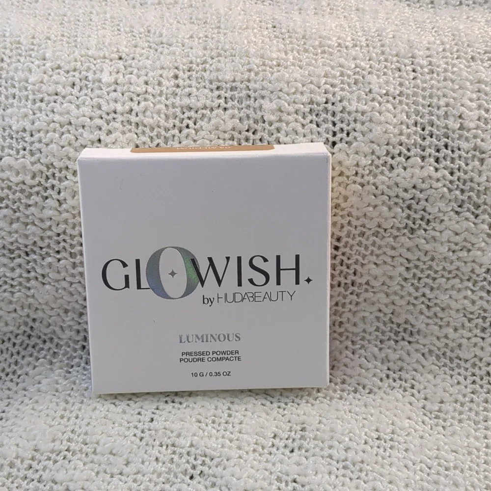 HUDA BEAUTY GloWish Luminous Pressed Powder in 05 MEDIUM, 10g/0.35oz