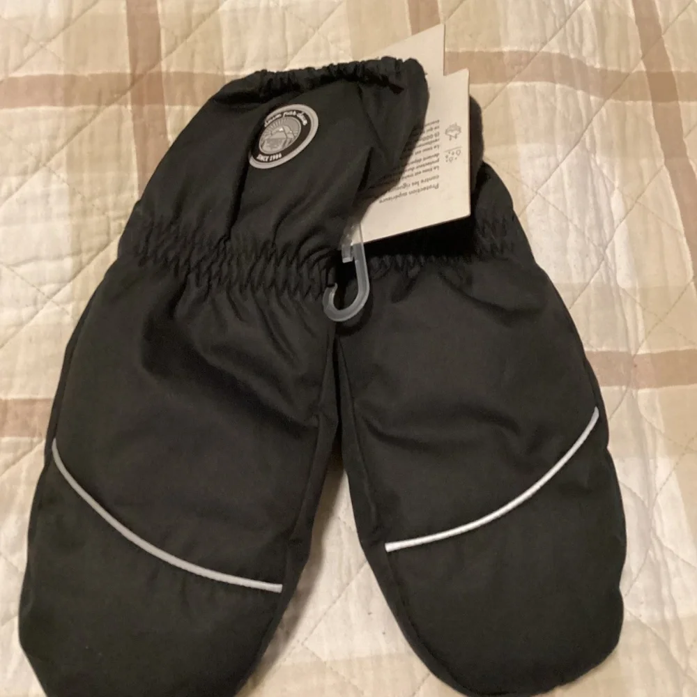 Deux par Deux Kids Unisex Solid Mittens Black, size 15