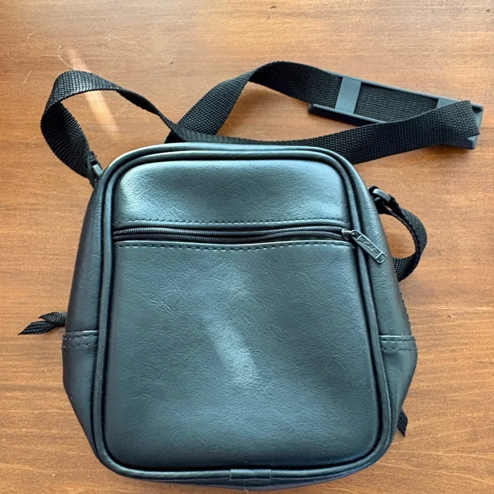 Like new black vintage Polaroid 600 camera bag.  Three pocket areas.