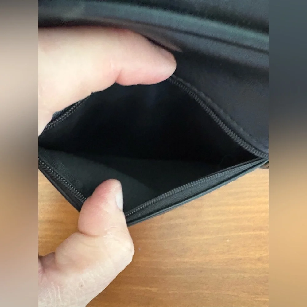 Like new black vintage Polaroid 600 camera bag.  Three pocket areas.