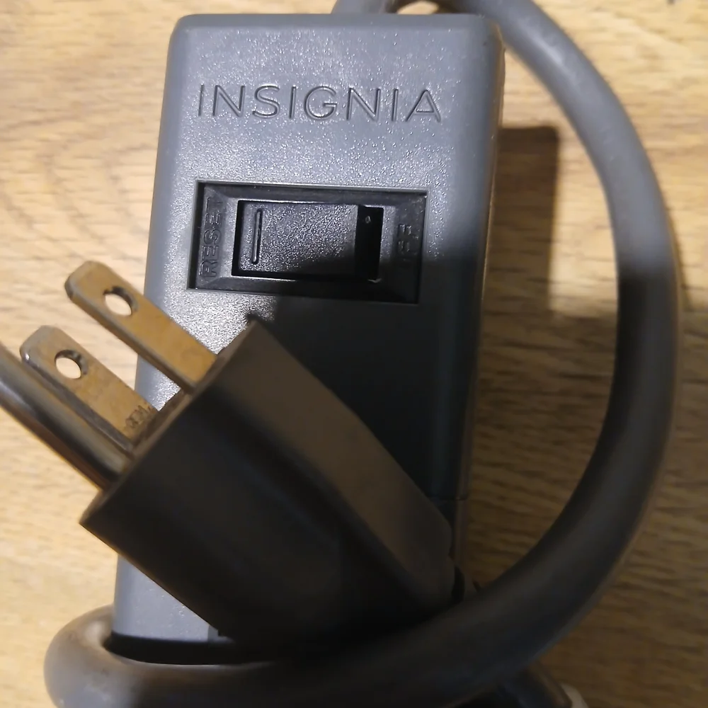 Insignia 6 Outlet Surge Protector