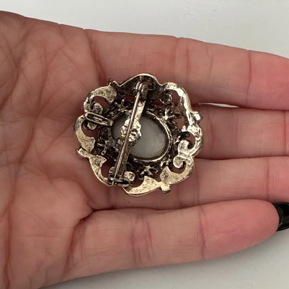 N/A brooch touch