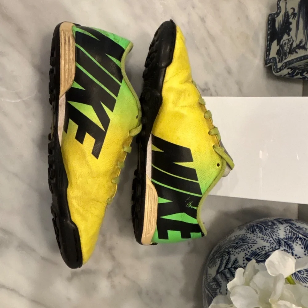 Nike Mercurial Vapor Soccer Cleats Size 3.5Y