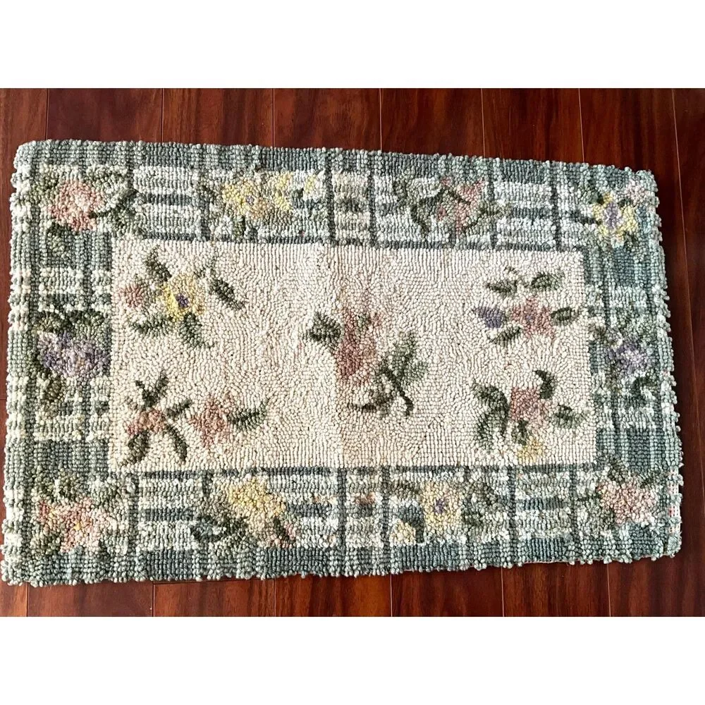 Beautiful vintage floral hook rug 18 1/2