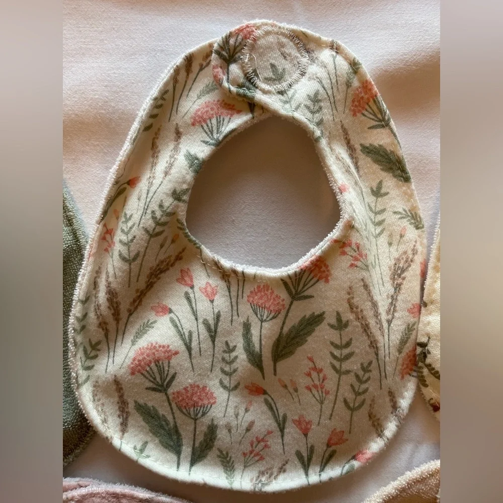 Newborn - 3 months Floral and Solid Baby Bib Set