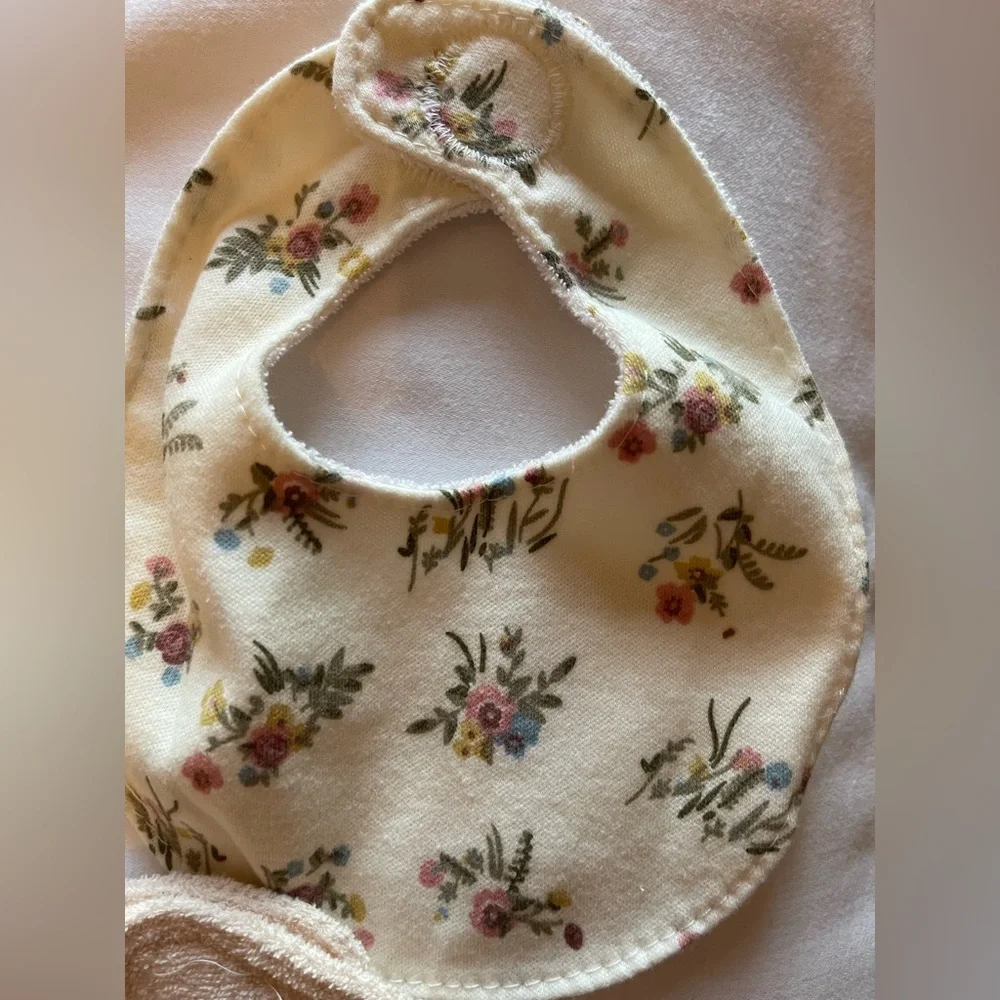 Newborn - 3 months Floral and Solid Baby Bib Set