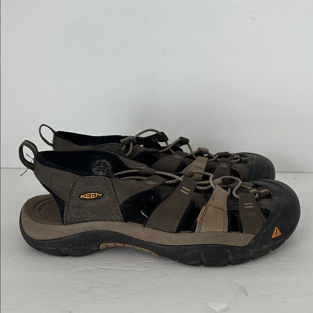 Keen 11 men water