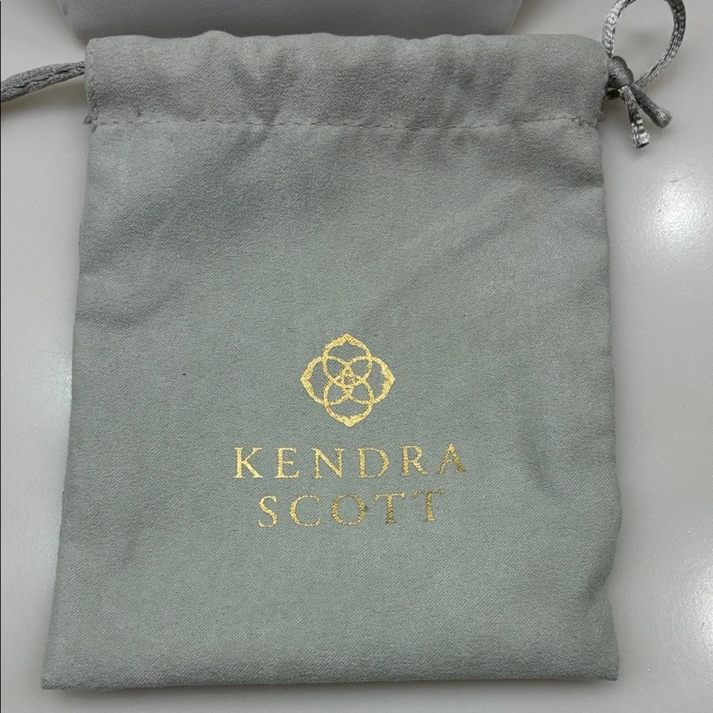 Kendra Scott lovely necklace
