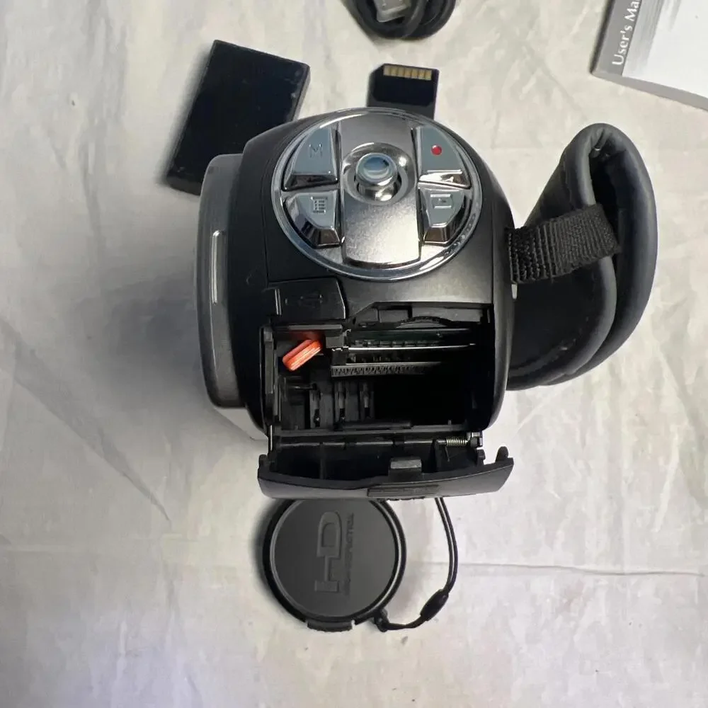 Aiptek VAZ2S DIGITAL VIDEO CAMCORDER 120X ZOOM W CHARGER CORD, MEMORY CARD & BOX