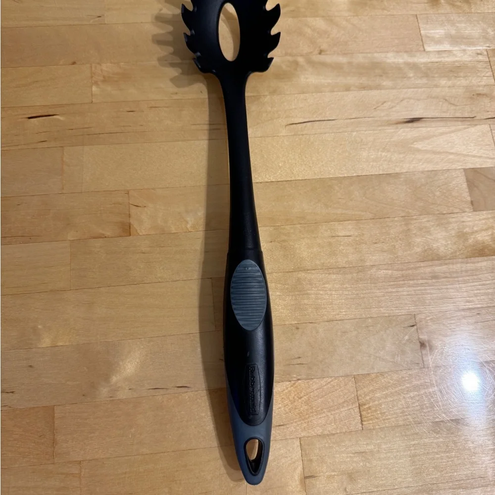 Rubbermaid Nylon Hard Plastic Pasta Serving Utensil #1C83 Black with spoon rest