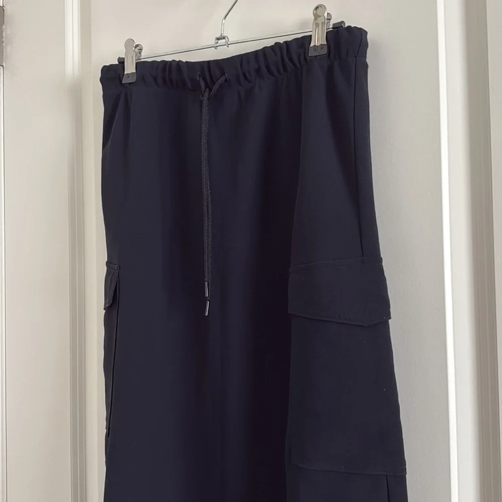 Aritzia Wilfred Muse Cargo Midi Skirt - Black (S)