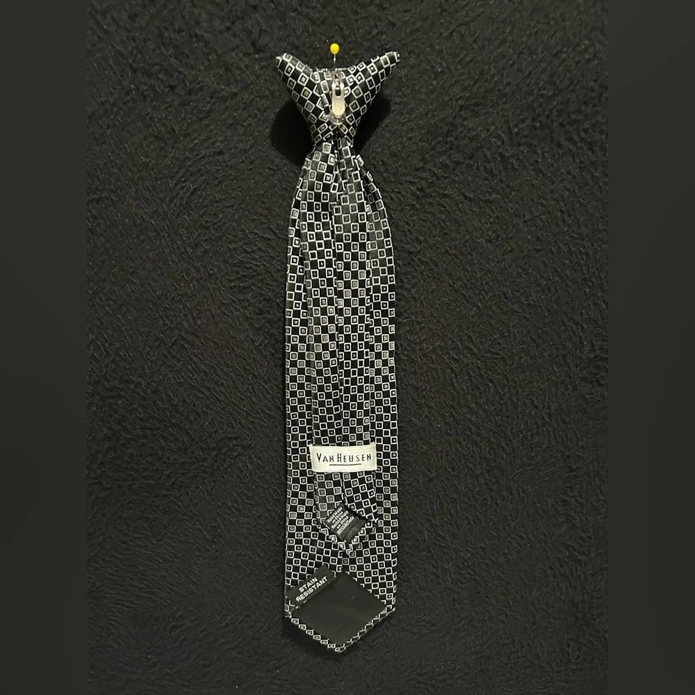 VAN HEUSEN Silk Necktie Youth Size 3