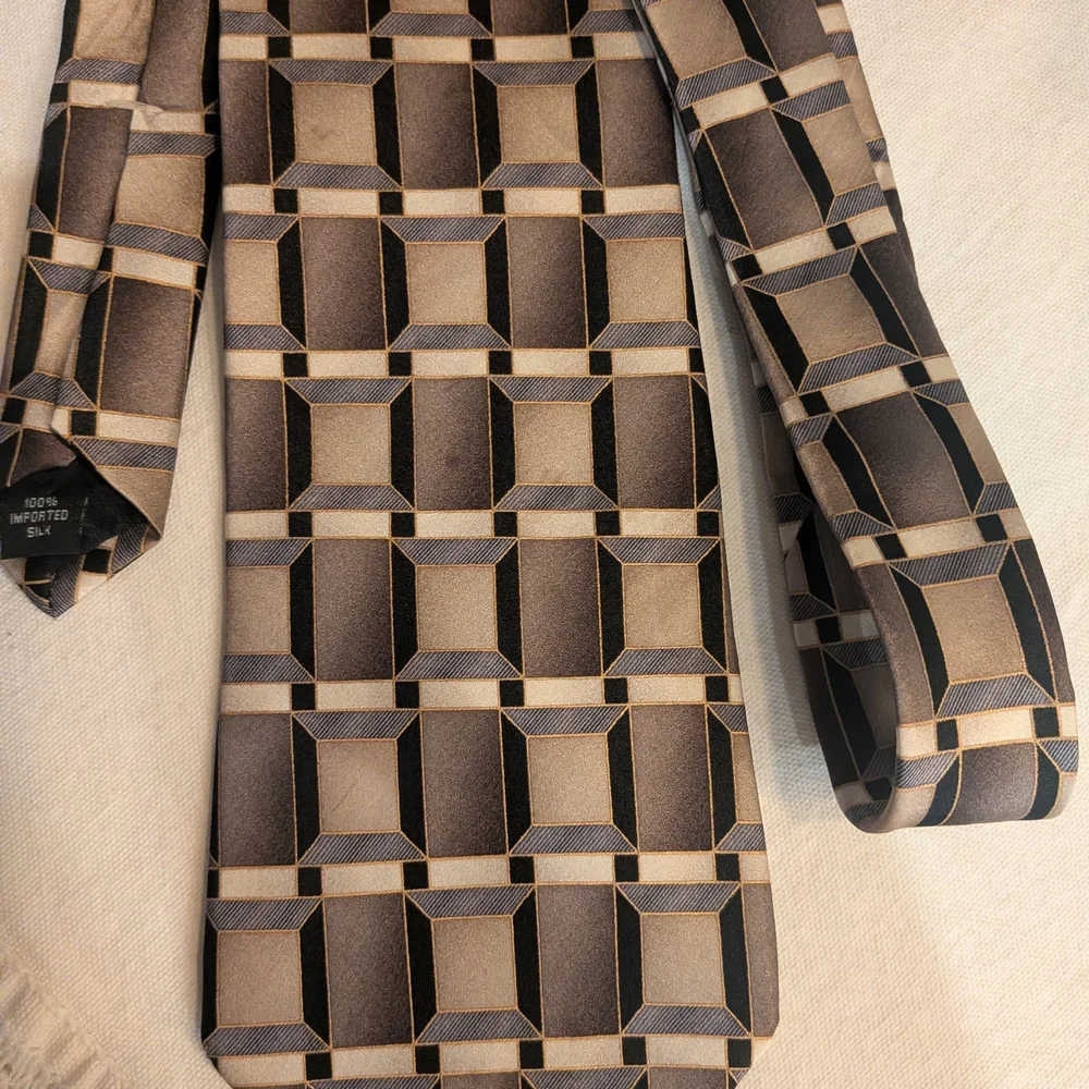 Arrow Geometric Patterned Tie 100% Silk