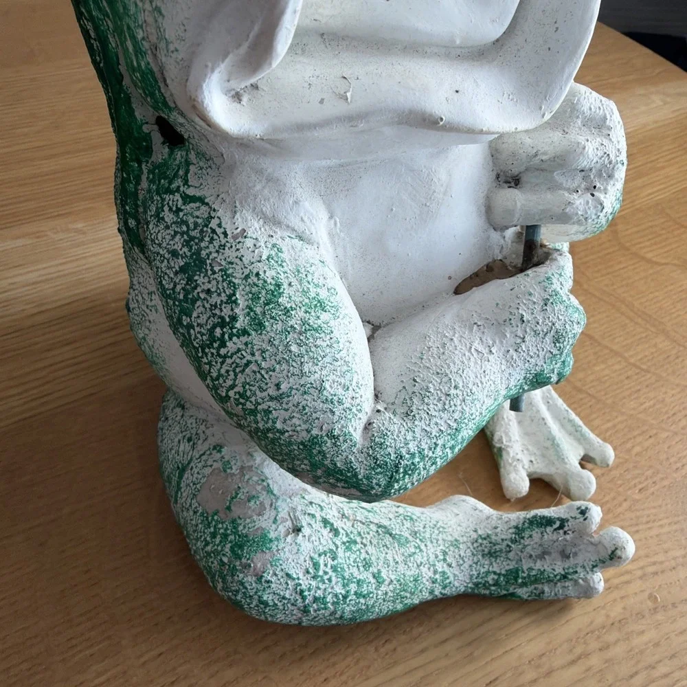 Vintage Outdoors Garden Plastic Frog Holding Flower (needs Re Painted )