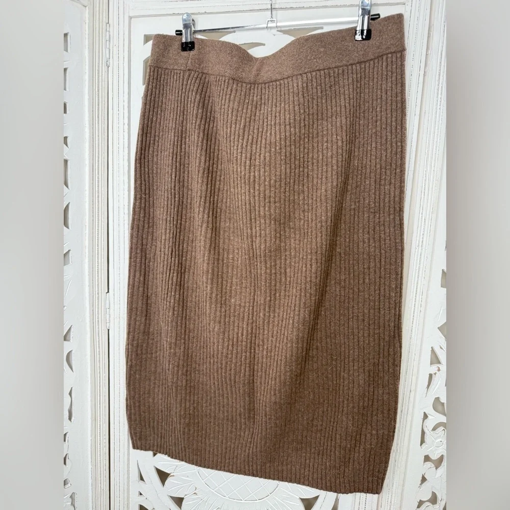 GAP pull excellent tan